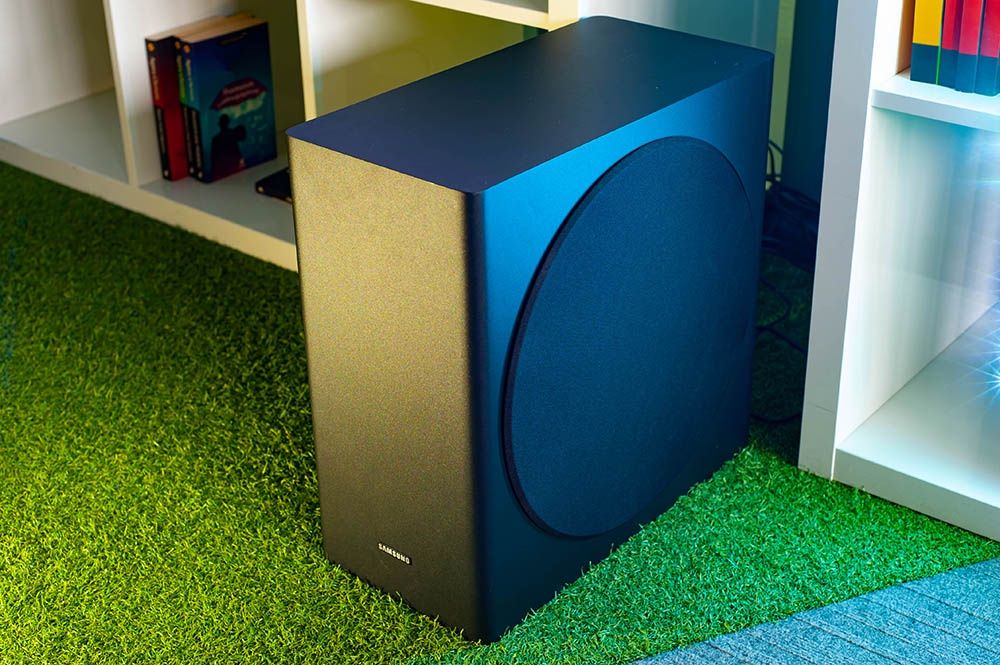 Samsung Q950A - subwoofer z bliska