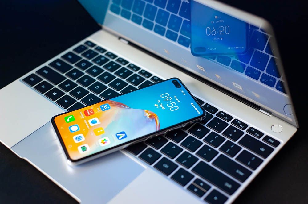 Huawei MateBook X 2020 - duet ze smartfonem