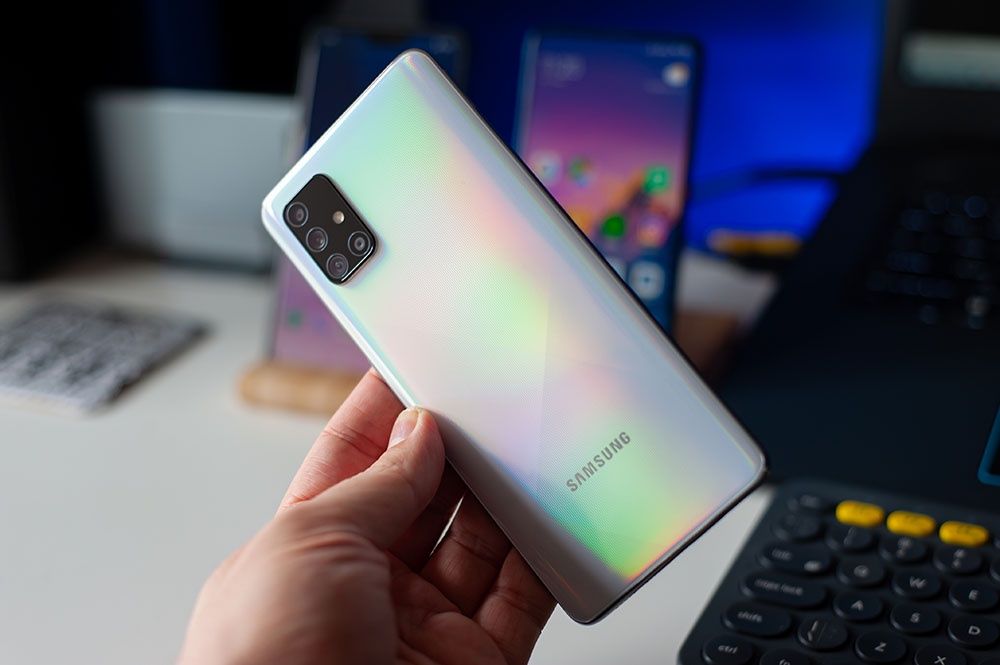 Samsung Galaxy A71 - plastikowa obudowa