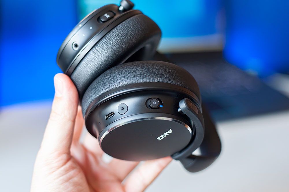 AKG Y600NC Wireless - przycisk ambient