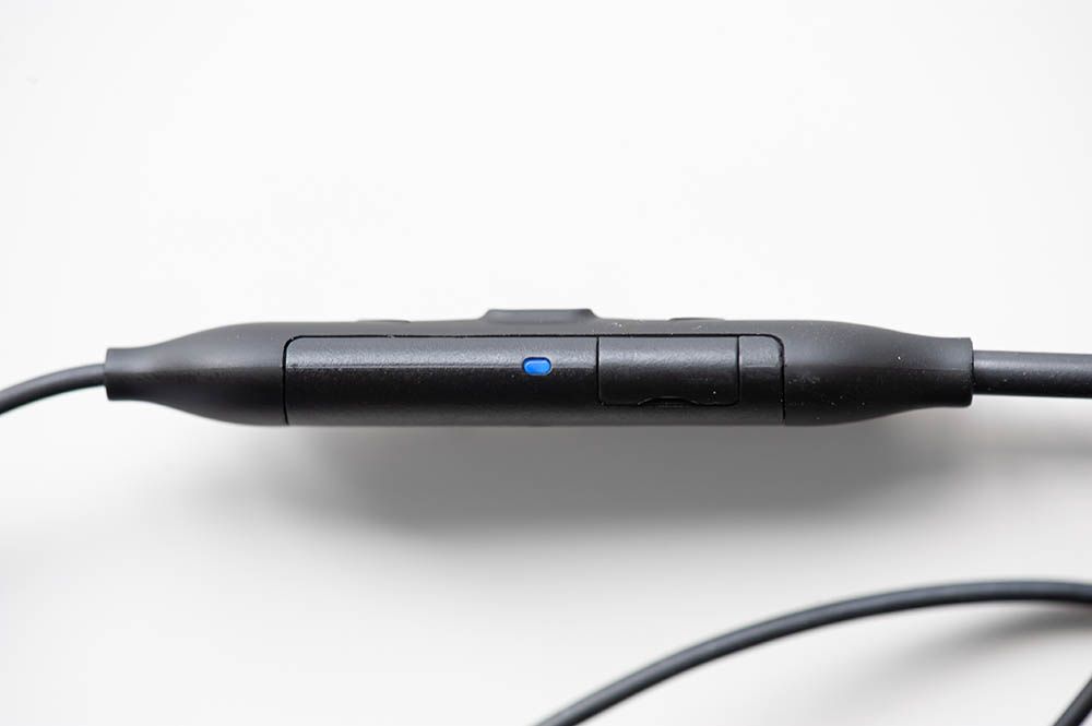 AKG Y100 Wireless - złącze USB