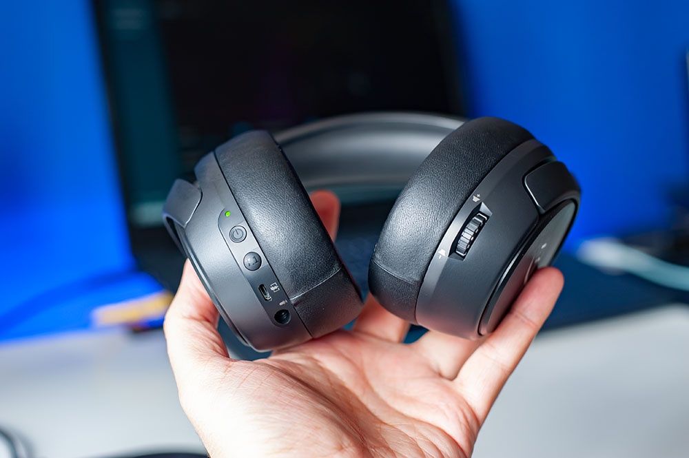 HyperX Cloud Flight S - przyciski na spodzie