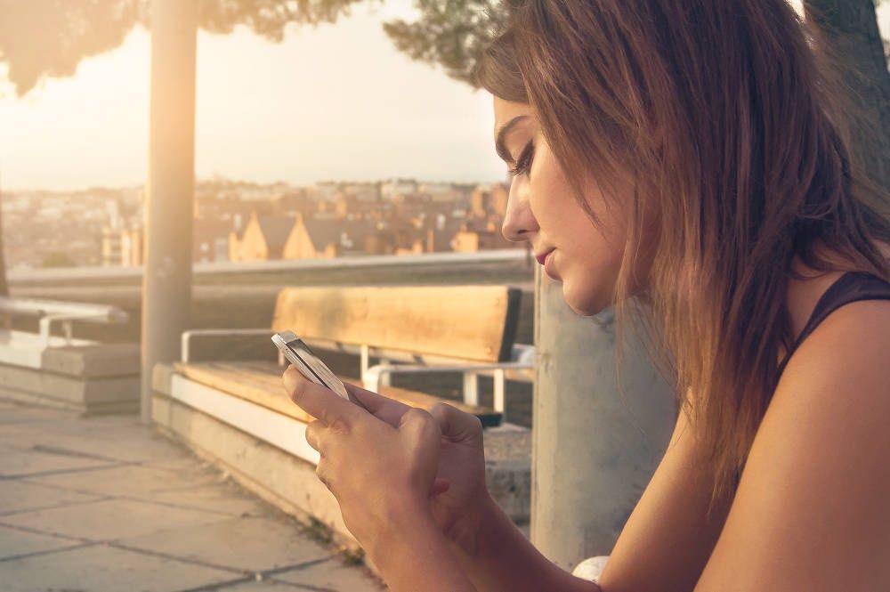Klawiatura smartfon dziewczyna