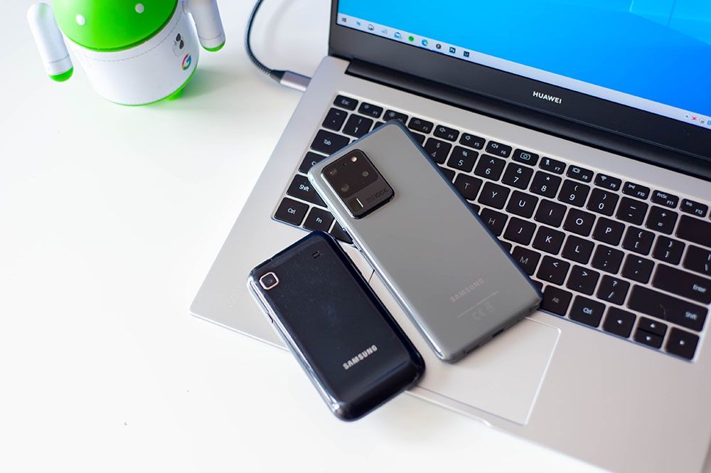 Galaxy S1 vs Galaxy S20 Ultra - obudowa
