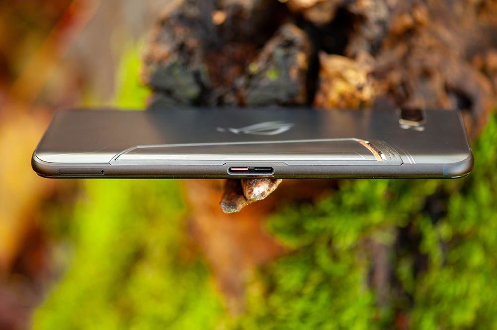 Asus ROG Phone II - złącze dla akcesoriów