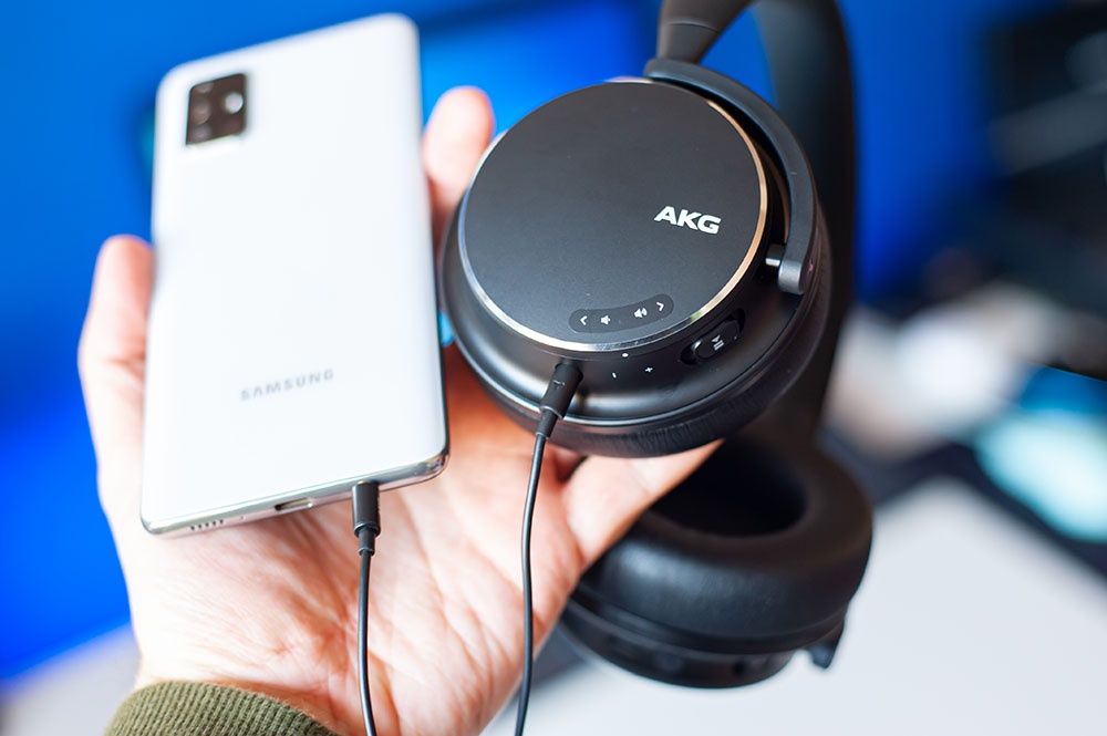 AKG Y600NC Wireless - opcjonalna łączność przewodowa