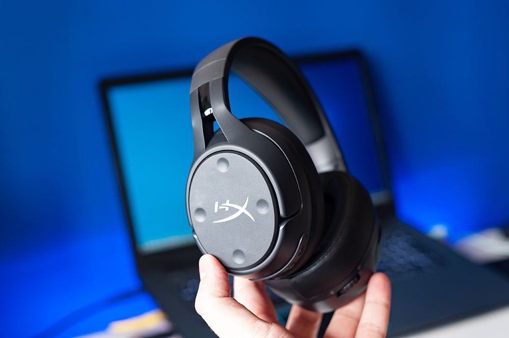 HyperX Cloud Flight S - przyciski na boku