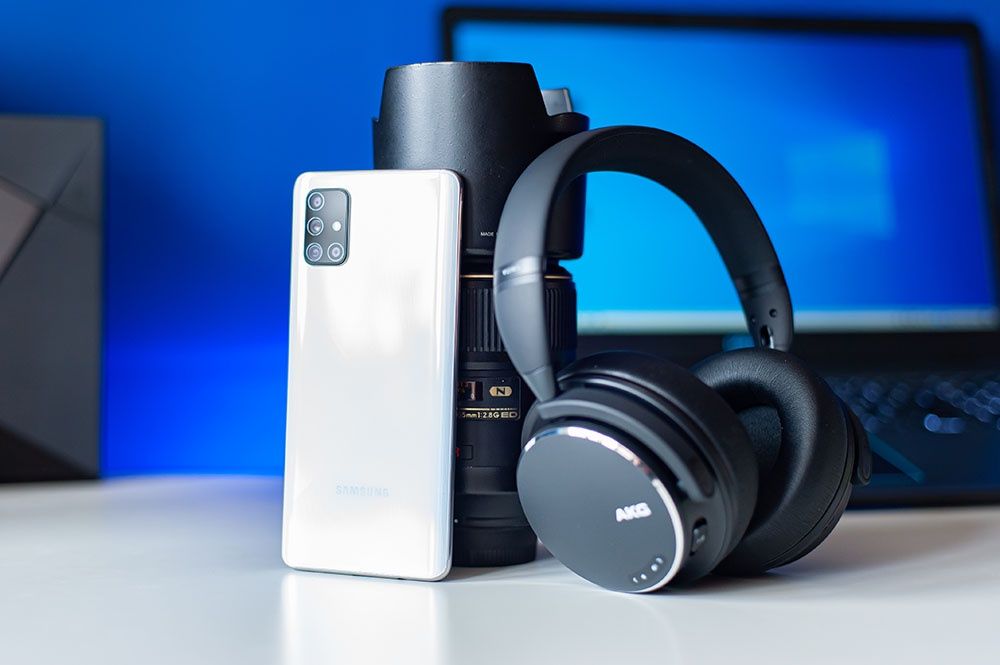 Samsung Galaxy A71 - ze słuchawkami bezprzewodowymi AKG
