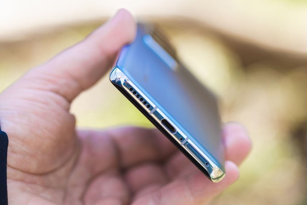 Huawei P40 Pro złącza na dolnej krawędzi obudowy