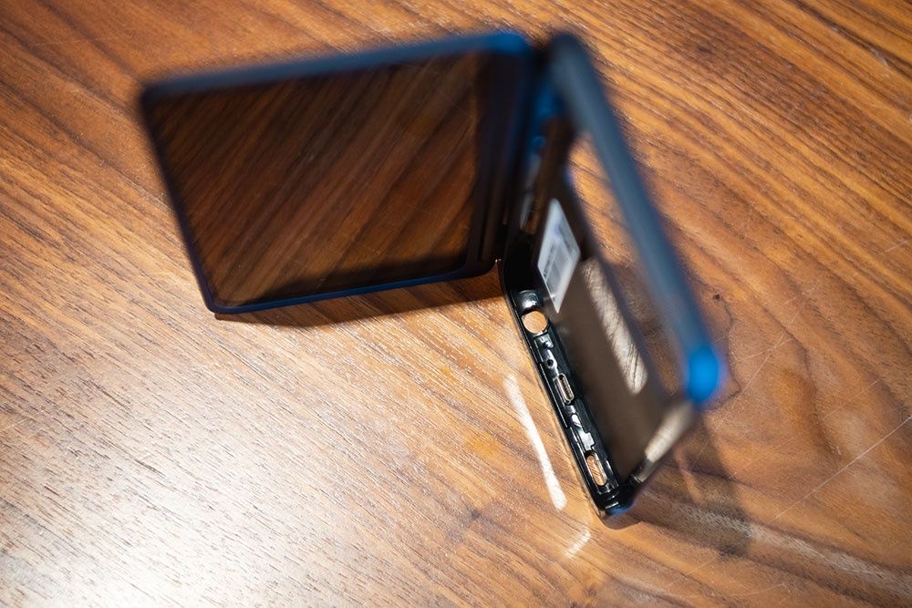 LG G8X ThinQ złącze w osłonie