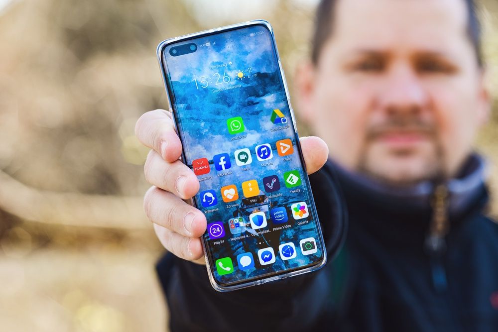 Huawei P40 Pro ekran smartfona z założoną osłonką na tylnej ściance