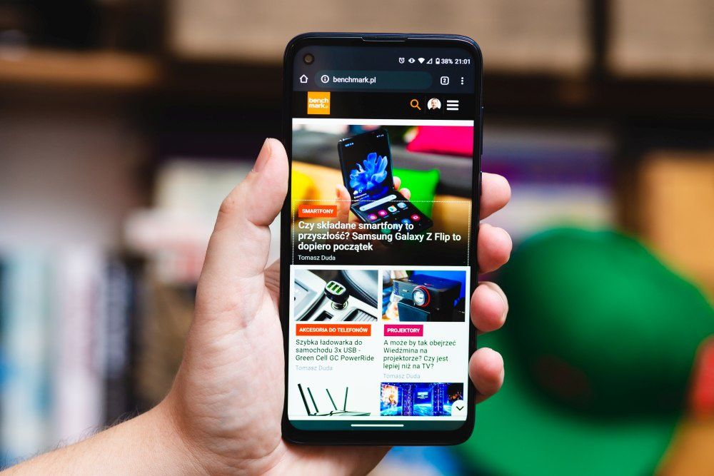 Motorola Moto G8 Power w dłoni