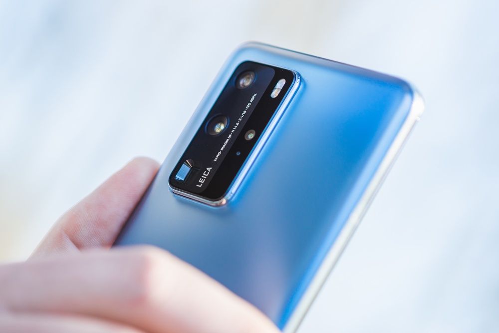 Huawei P40 Pro tylna ścianka z bliska w dłoni
