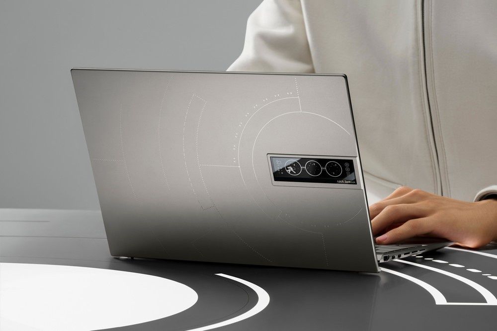 ASUS Zenbook 14X OLED Space Edition - dodatkowy wyświetlacz na klapie