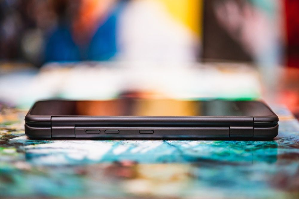 LG G8X ThinQ - boczna krawędź etui