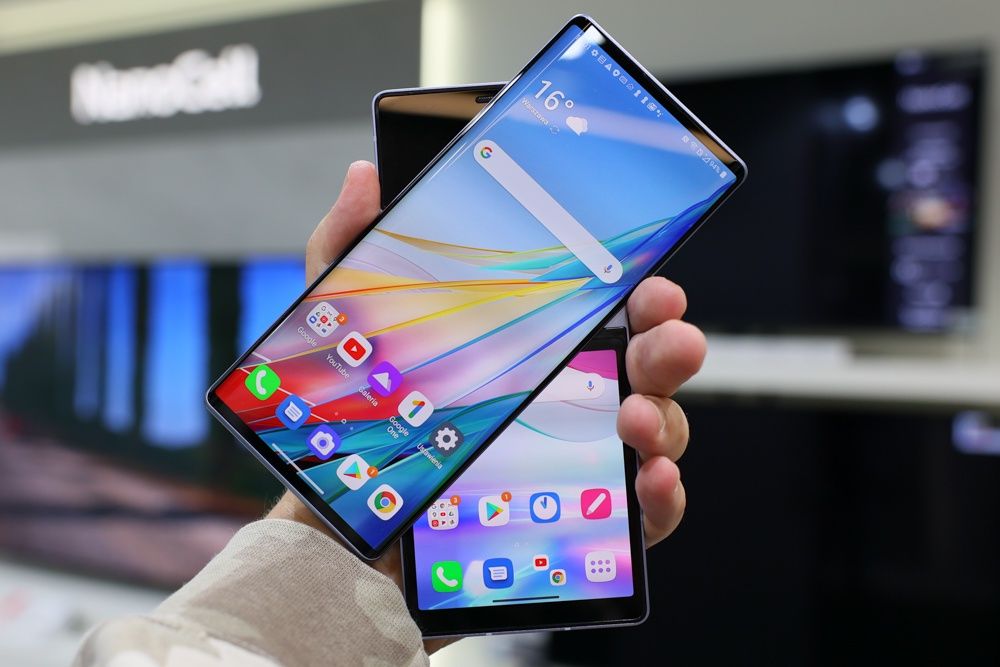 LG Wing w połowie otworzony