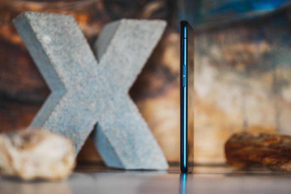 Oppo Reno 2 na stojąco