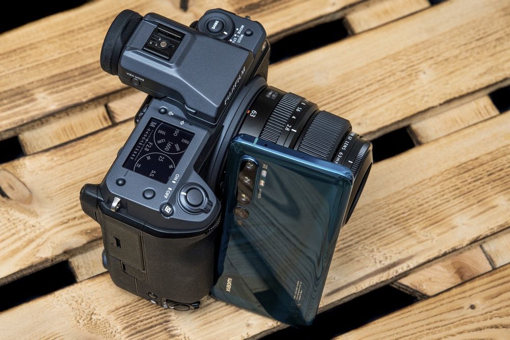 Fujifilm GFX 100 - Xiaomi Mi Note 10 wielkość
