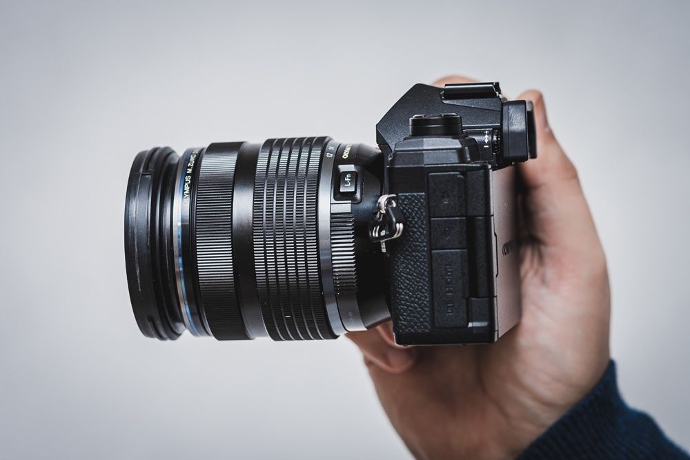 Olympus OM-D E-M5 III dłoń z boku