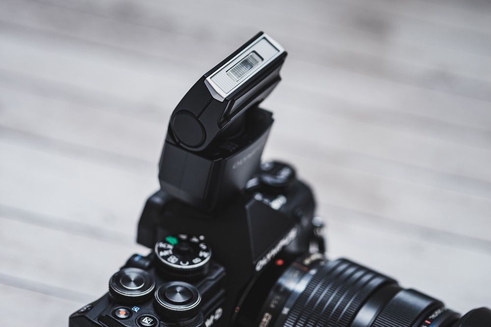 Olympus OM-D E-M5 III lampa na aparacie