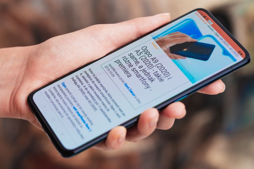 Oppo Reno 2 w dłoni przeglądarka