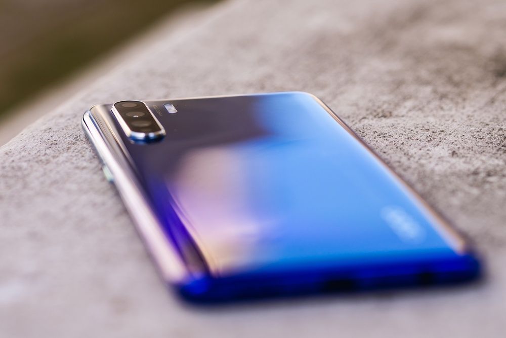 Oppo Reno 3 widok bok dół