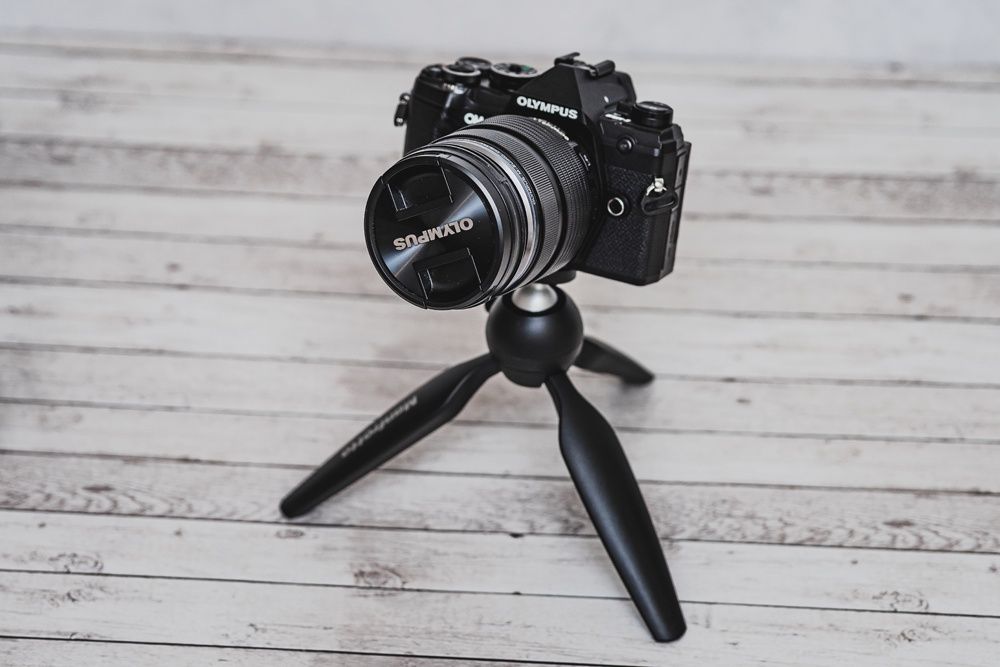 Olympus OM-D E-M5 III na statywie