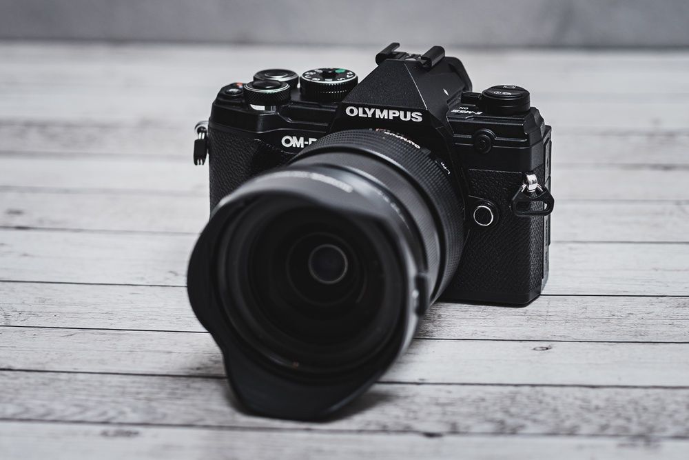 Olympus OM-D E-M5 III widok z przodu