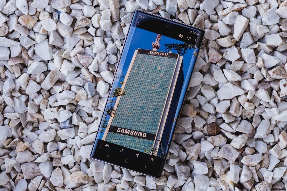 Samsung Galaxy Note 10+ dłoń ekran zdjęcie