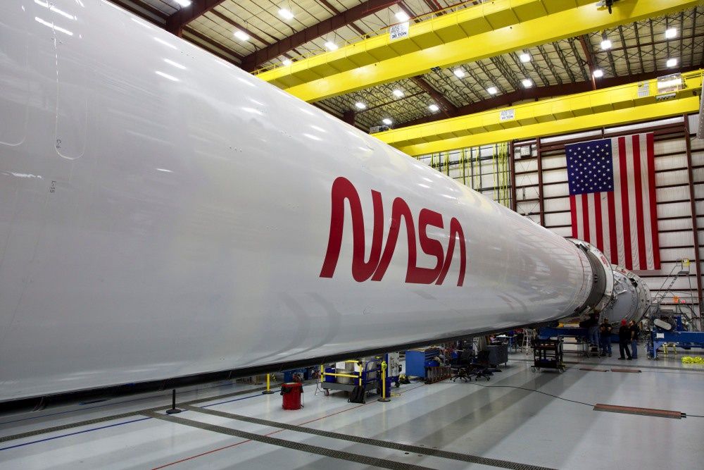 Rakieta Falcon 9 logo NASA