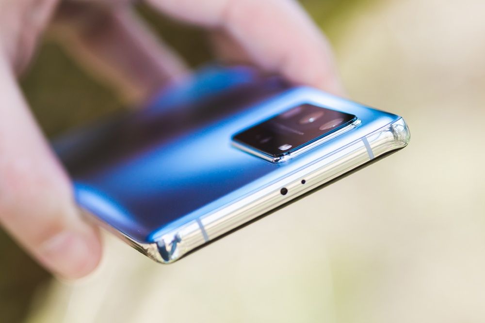 Huawei P40 Pro wystający moduł aparatu i pilot IR