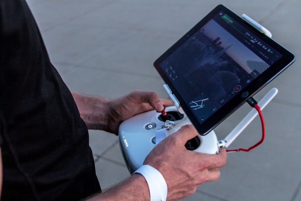 Dron - operator i aparatura