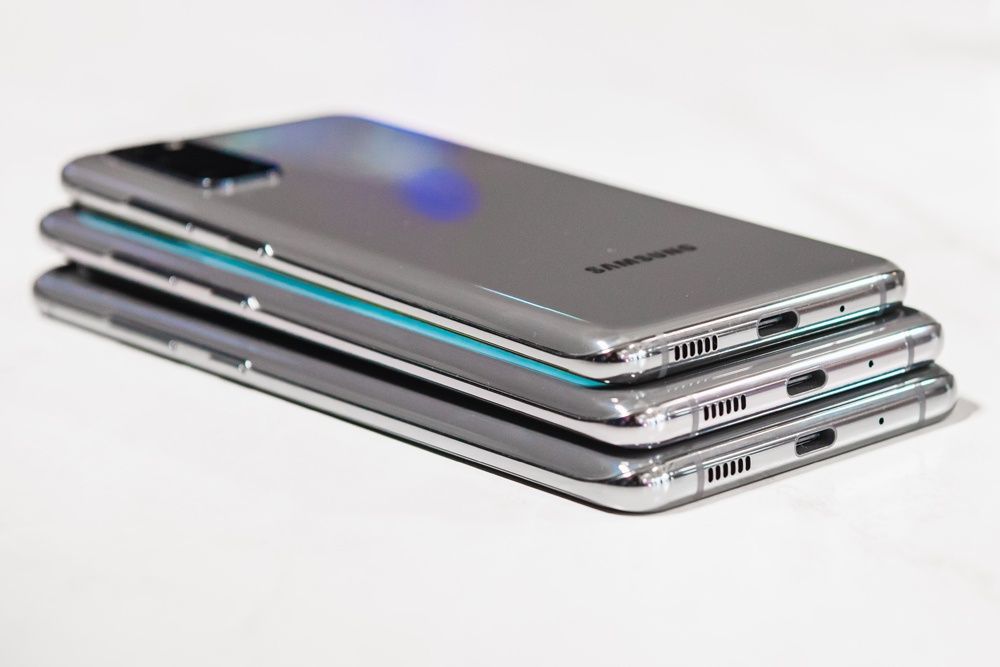 Samsung Galaxy S20 - porównanie rozmiarów dolna krawędź