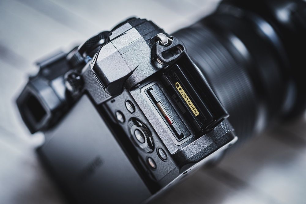 Olympus OM-D E-M5 III - slot karta pamięci