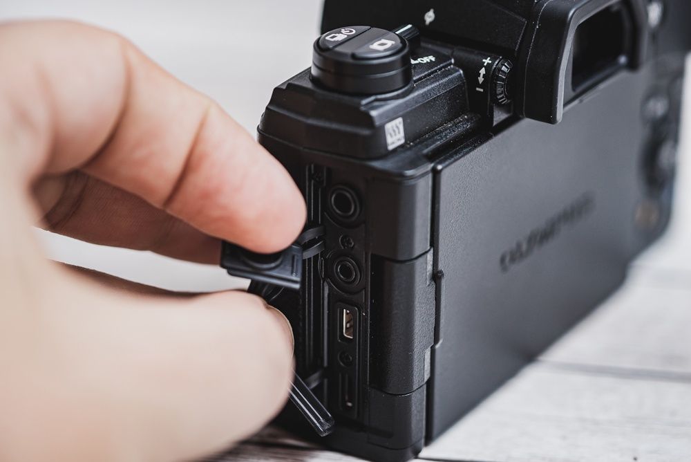 Olympus OM-D E-M5 III złącza