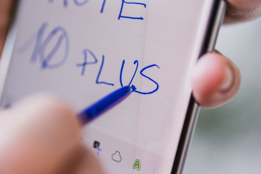 Samsung Galaxy Note 10+ rysik z bliska