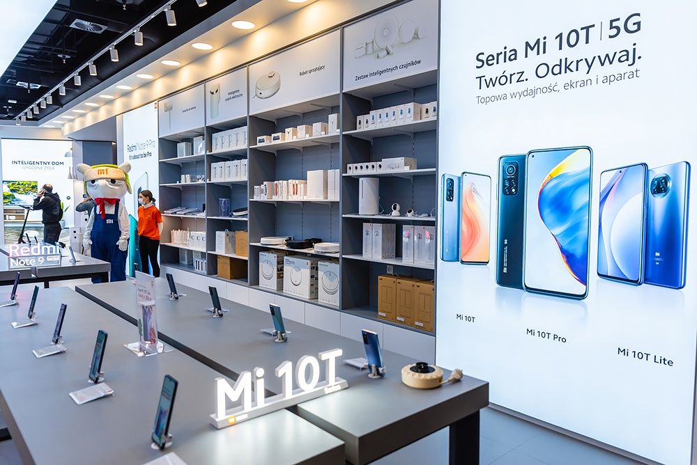 Mi Store ekspozycja z telefonami
