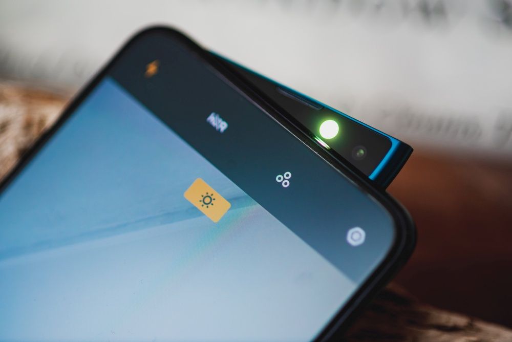 Oppo Reno 2 płetwa rekina