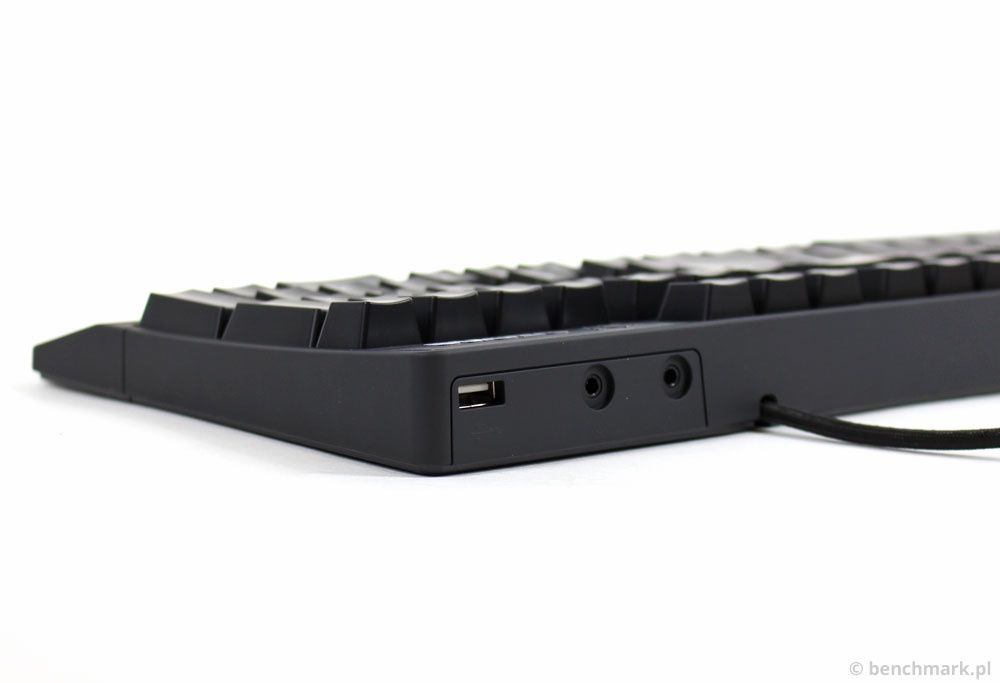 Ozone Strike Pro - port USB oraz gniazda słuchawek i mikrofonu