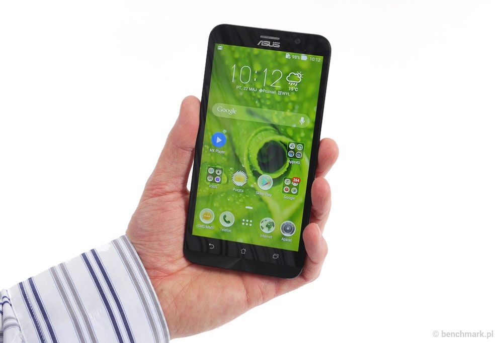 Asus ZenFone 2 w ręce