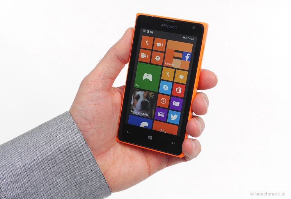 Nokia Lumia 435 - w ręce