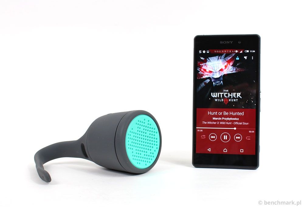 Polk Audio Boom Swimmer - leży ze smartfonem