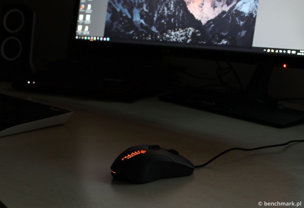 Roccat Nyth - mysz na biurku