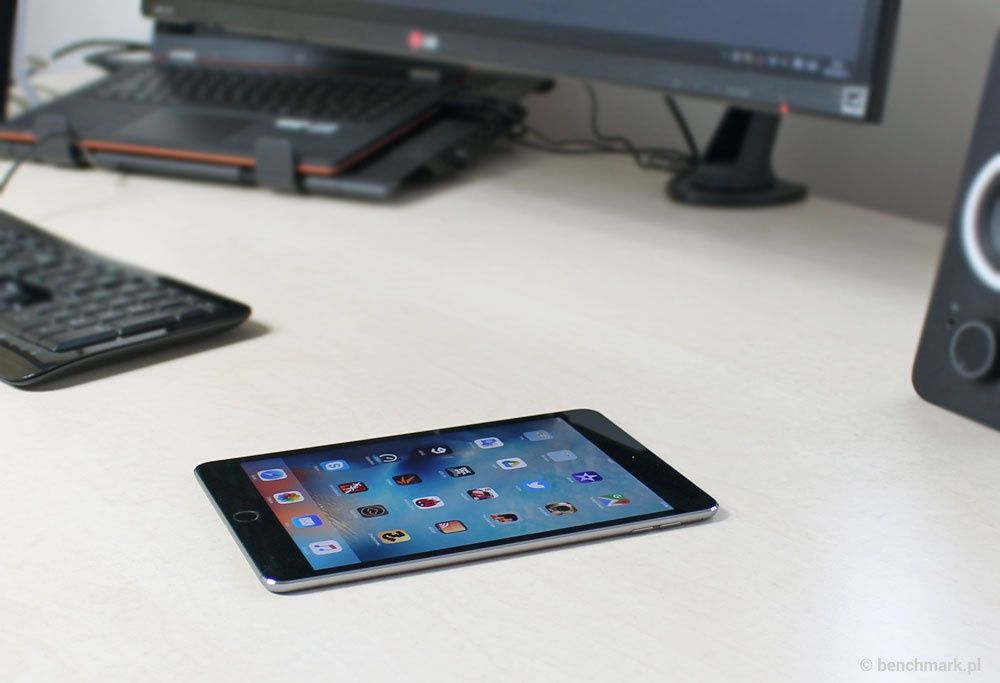 iPad mini 4 - na biurku