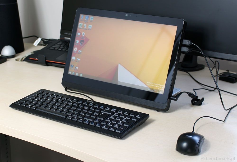 MSI AP16 Flex na biurku