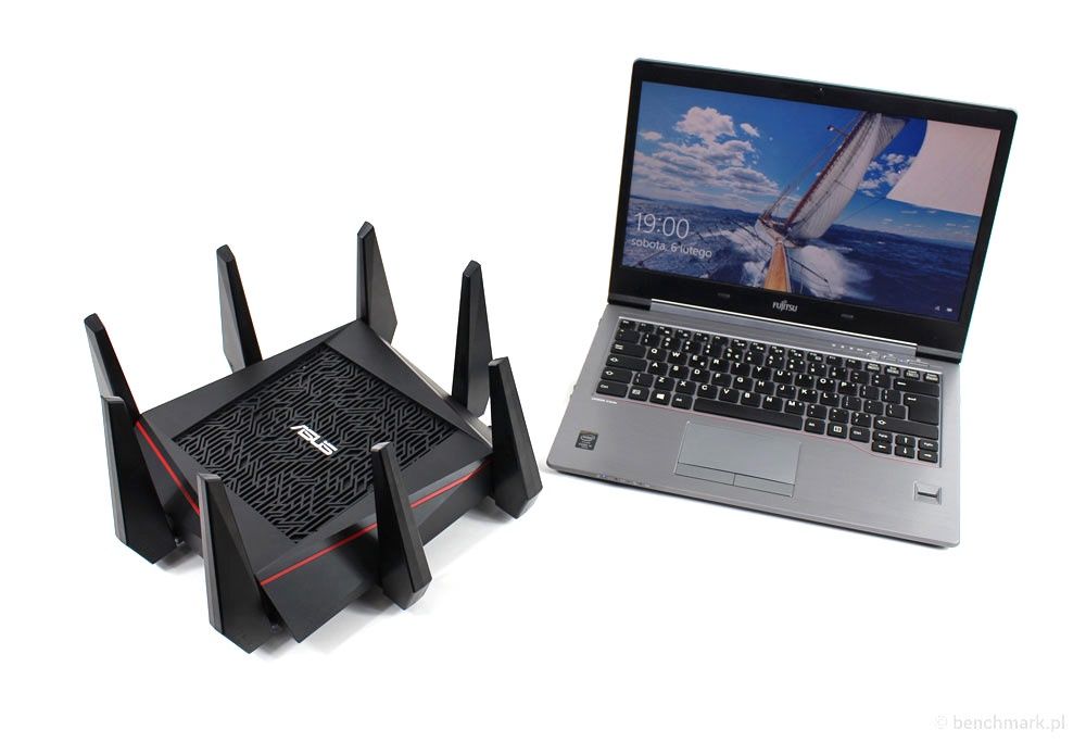 Asus RT AC-5300 przy laptopie