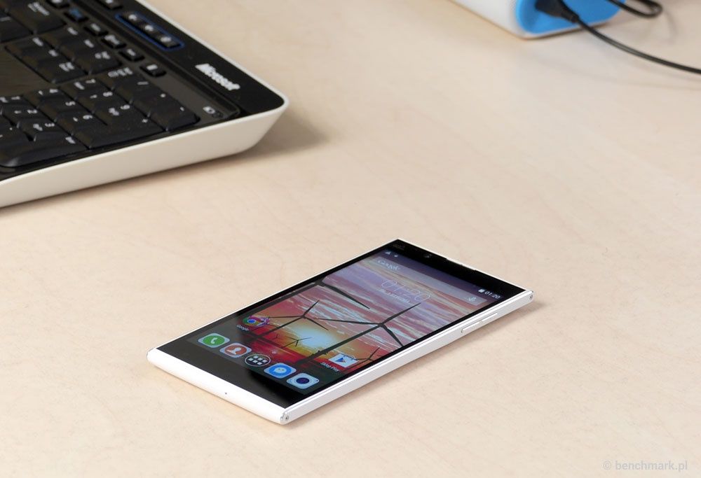 Goclever Insignia 530 LTE - na biurku