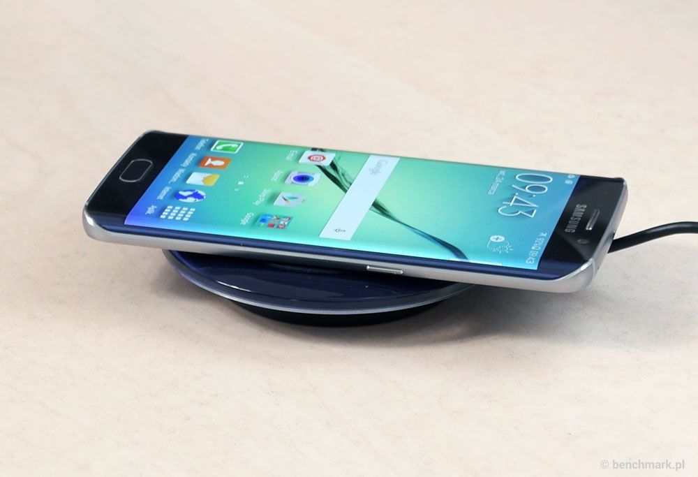 Samsung Galaxy S6 Edge na ładowarce indukcyjnej