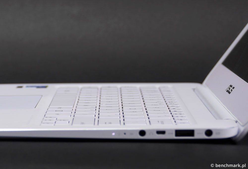 Asus Zenbook UX305F bok