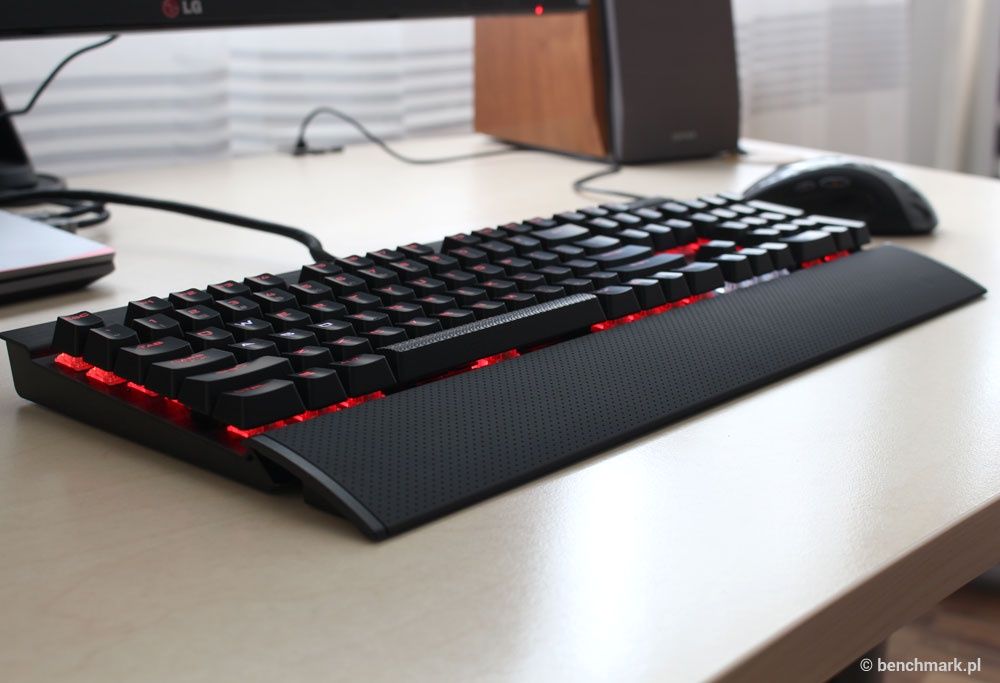 Corsair K70 Rapidfire - na biurku